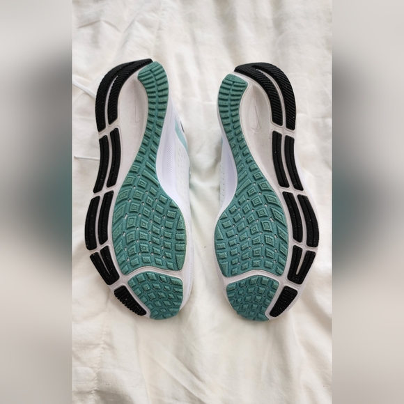 Nike shoes - Picture 3 of 4